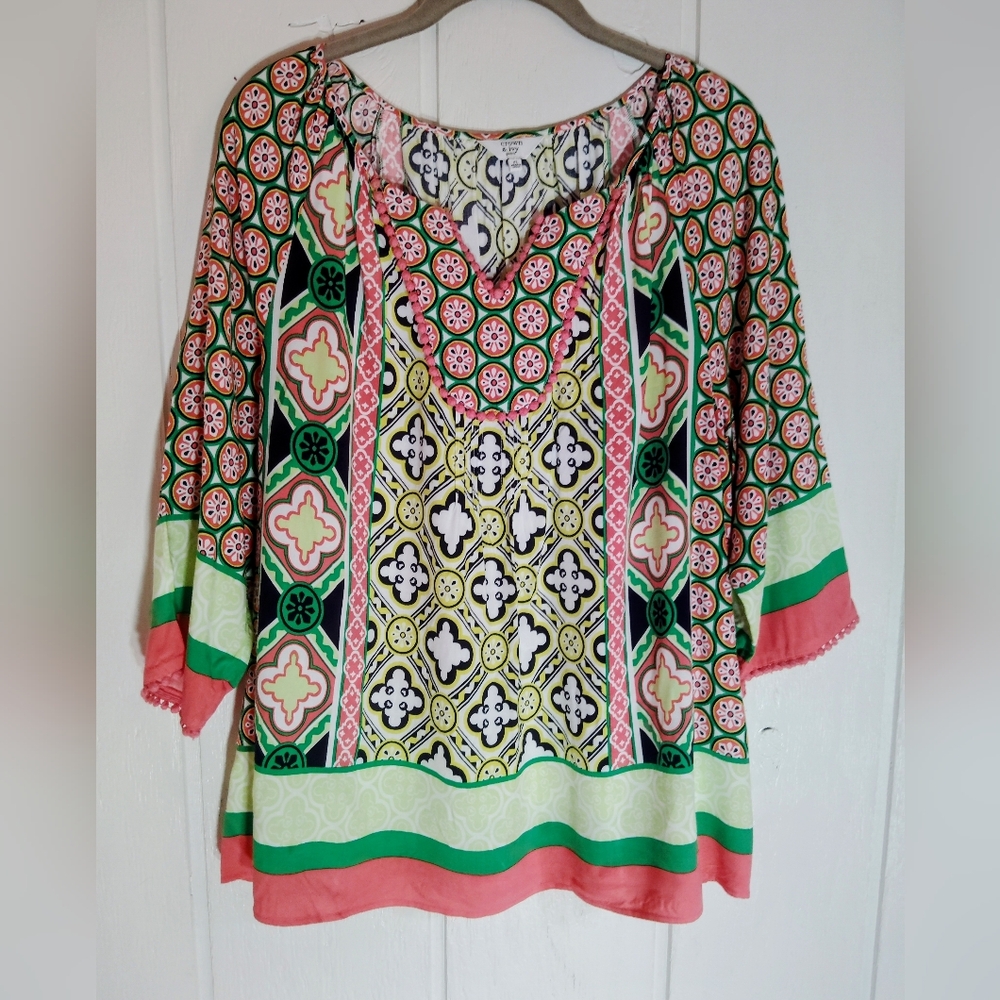 LIKE NEW!! Crown & Ivy Patterned top. Size PL - Picture 1 of 8